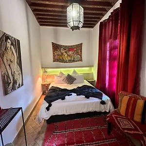 riad103-piscine-chauffee-sur-le-rooftop-jacuzzi-hot.marrakeshhotelsmorocco.com/